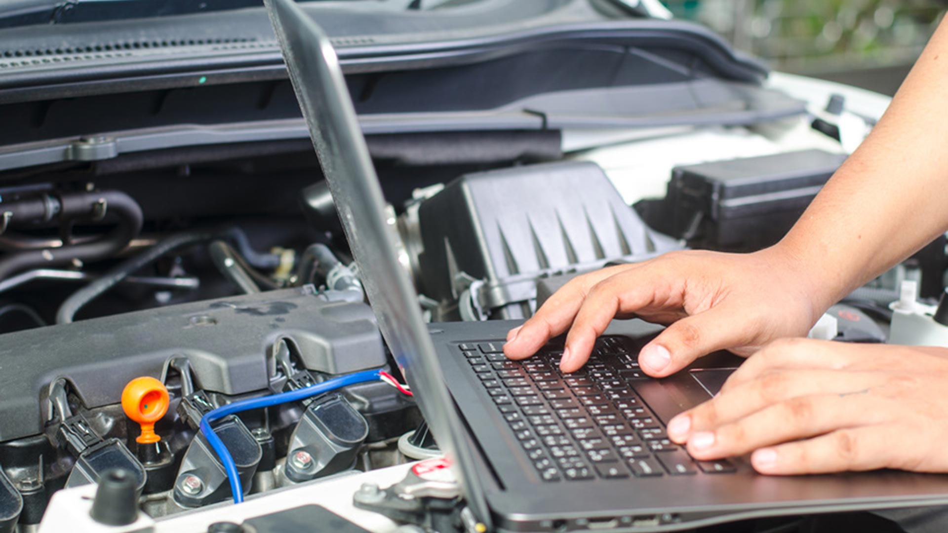 Intervento su motore con diagnosi computerizzata